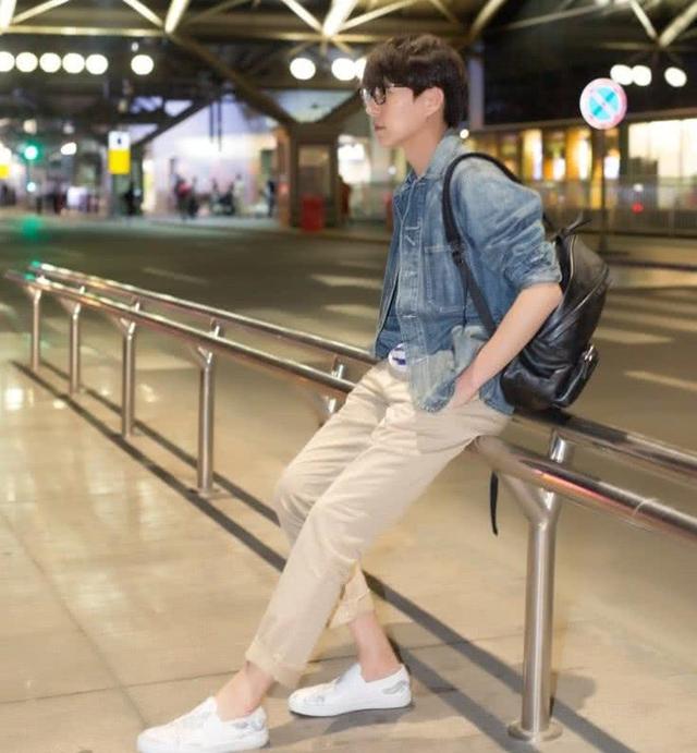 靳东太会玩,脚上小白鞋"脏"成这样还不洗,老干部可不会这样!