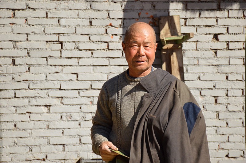 村里最后一位编笼人 20多年来为村民义务编笼