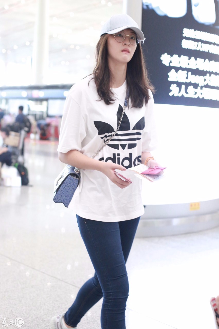 惠若琪穿白色t恤搭配深蓝色牛仔裤现身机场皮肤白皙面带微笑