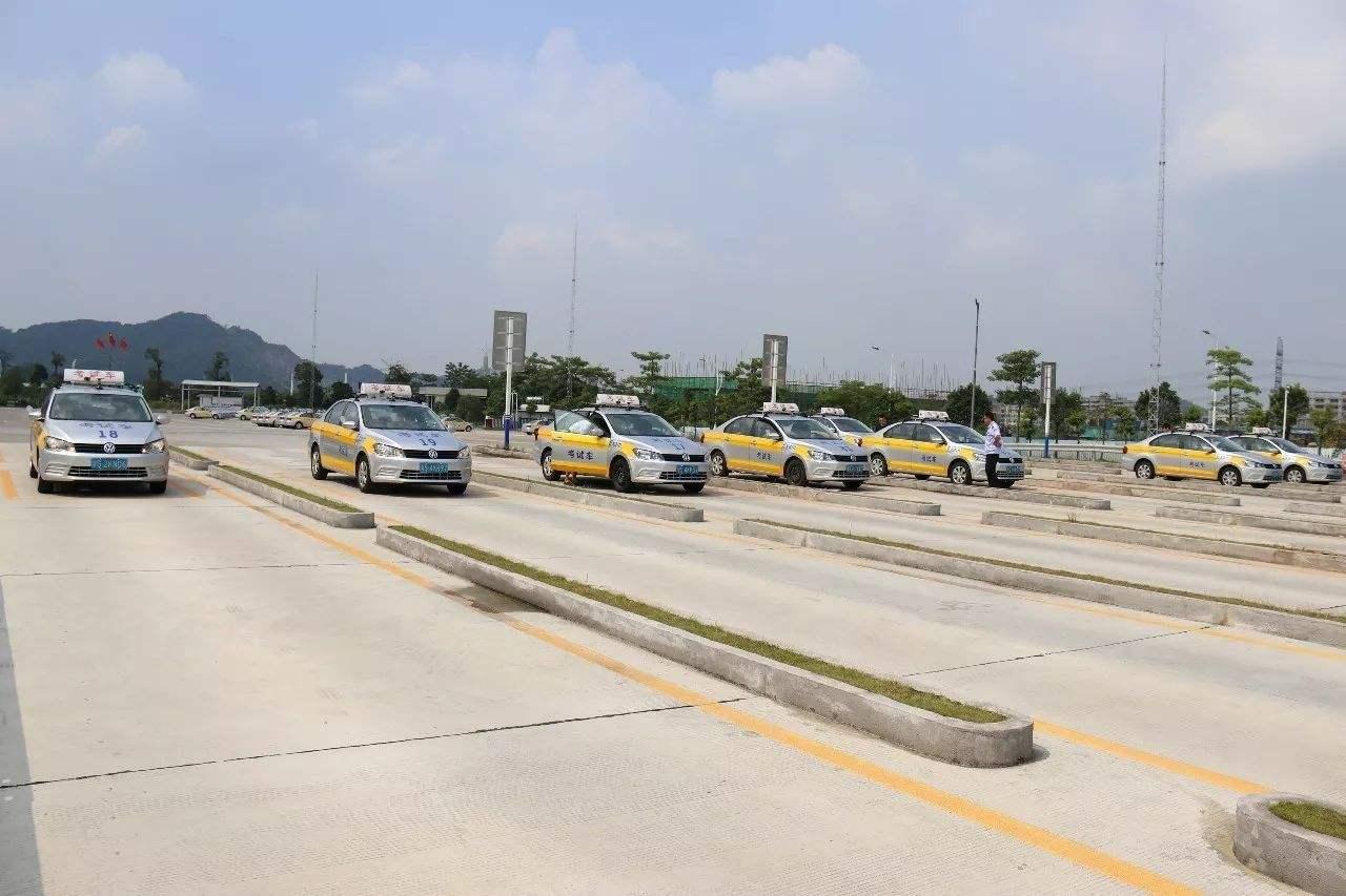 考科目一太紧张男子血压飙升昏倒考场考驾照是什么体验