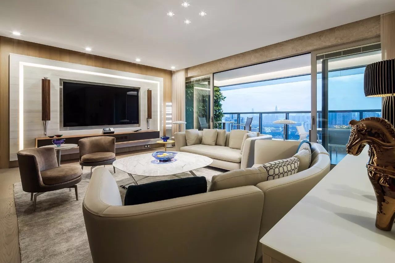 大落地窗的客厅,阳光照进每一个角落.常常有人批评