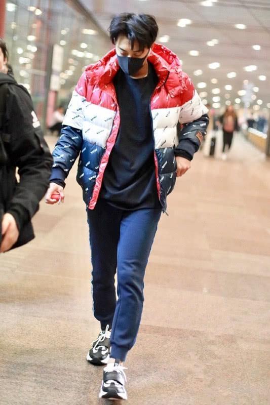 黄子韬穿羽绒服配运动裤,简单又保暖,穿出来还特别减龄有活力!