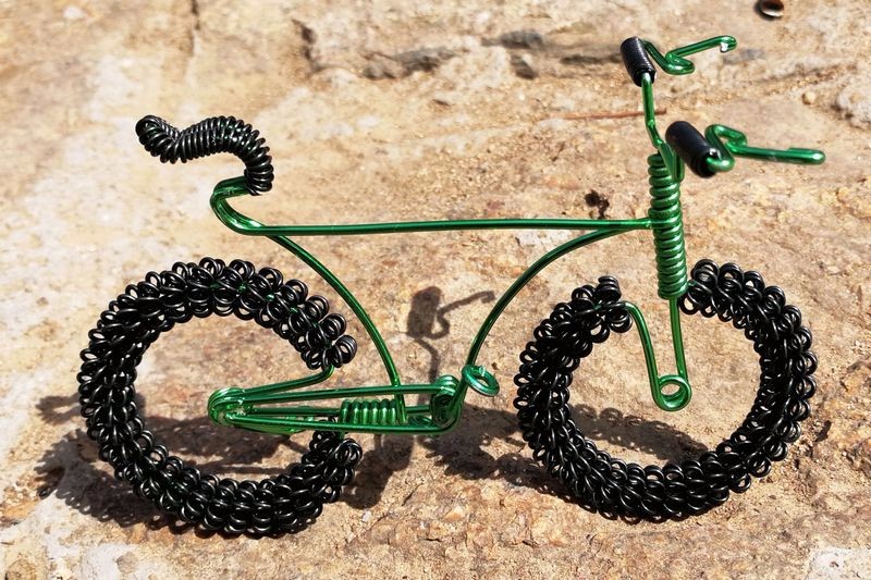 心灵手巧摊贩景区卖自制铜丝工艺品 只为挣手工费 生意好要等旺季