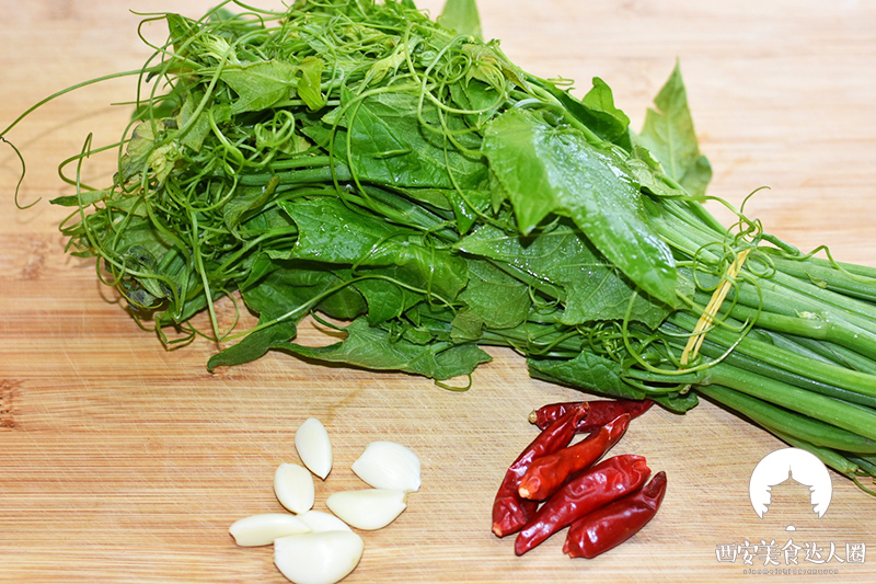 食材准备:佛手瓜尖,蒜,干辣椒;佛手瓜尖我们一般都会,用来清炒或凉拌