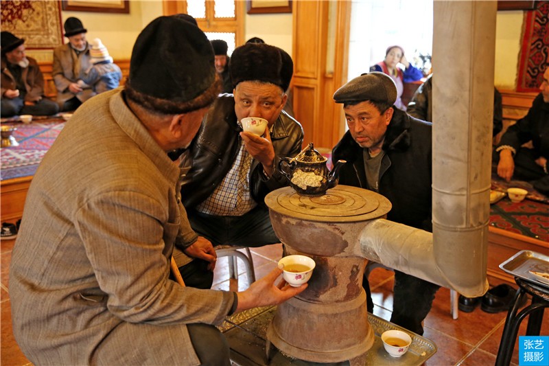 96岁维族老人在老茶馆喝了一辈子茶，现成喀什网红打卡点|喀什|茶馆|维族_新浪新闻