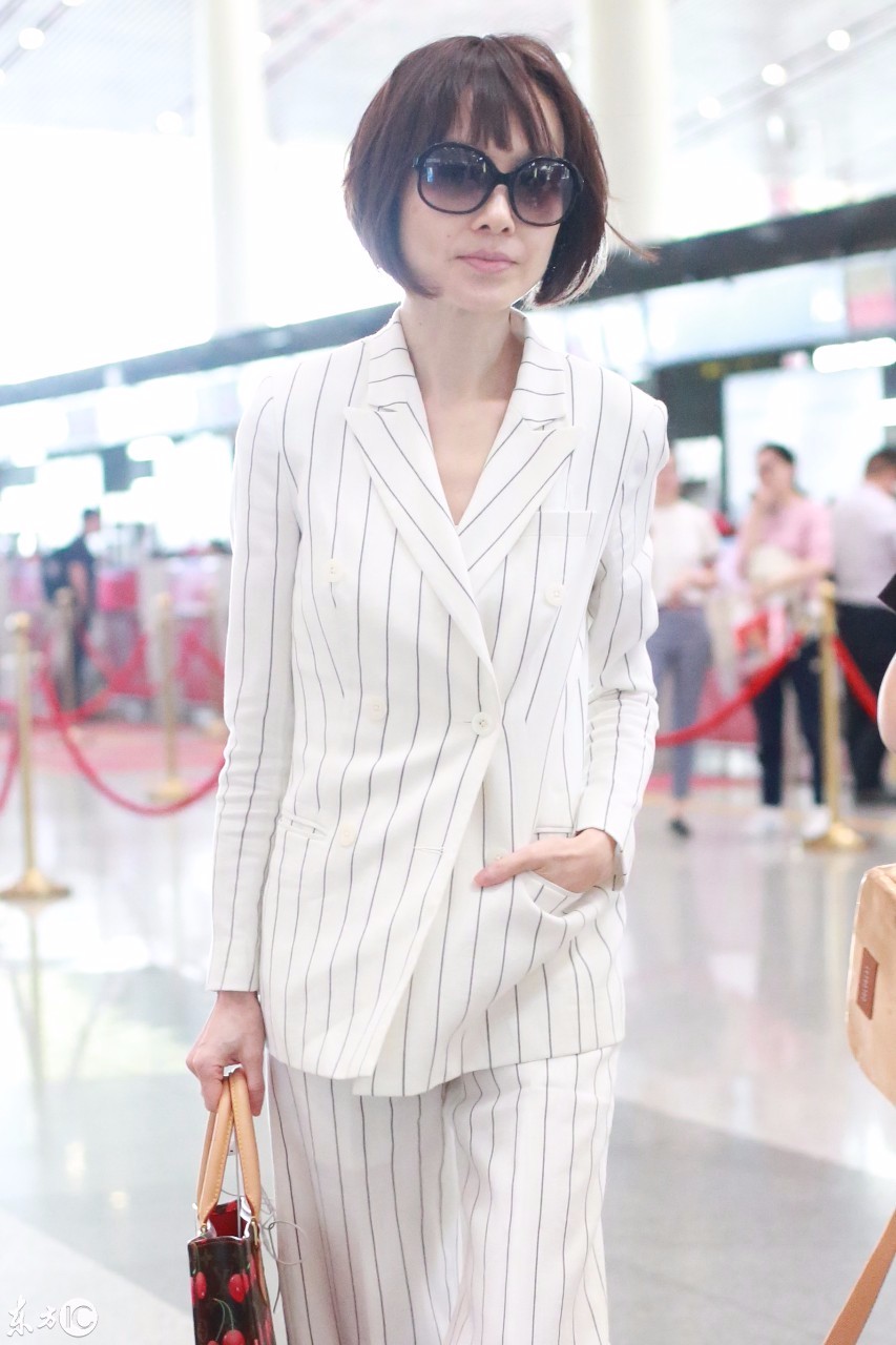 陈鲁豫戴墨镜穿白色条纹西装现身机场,素颜出镜略显疲惫!