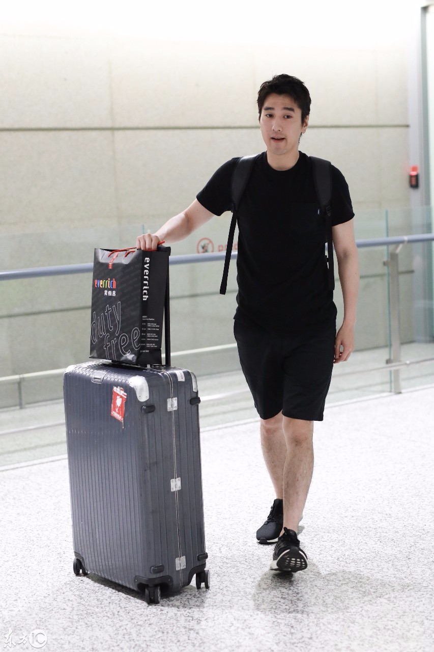 赵又廷穿黑色t恤搭配黑色短裤现身机场,笑容灿烂帅气十足!
