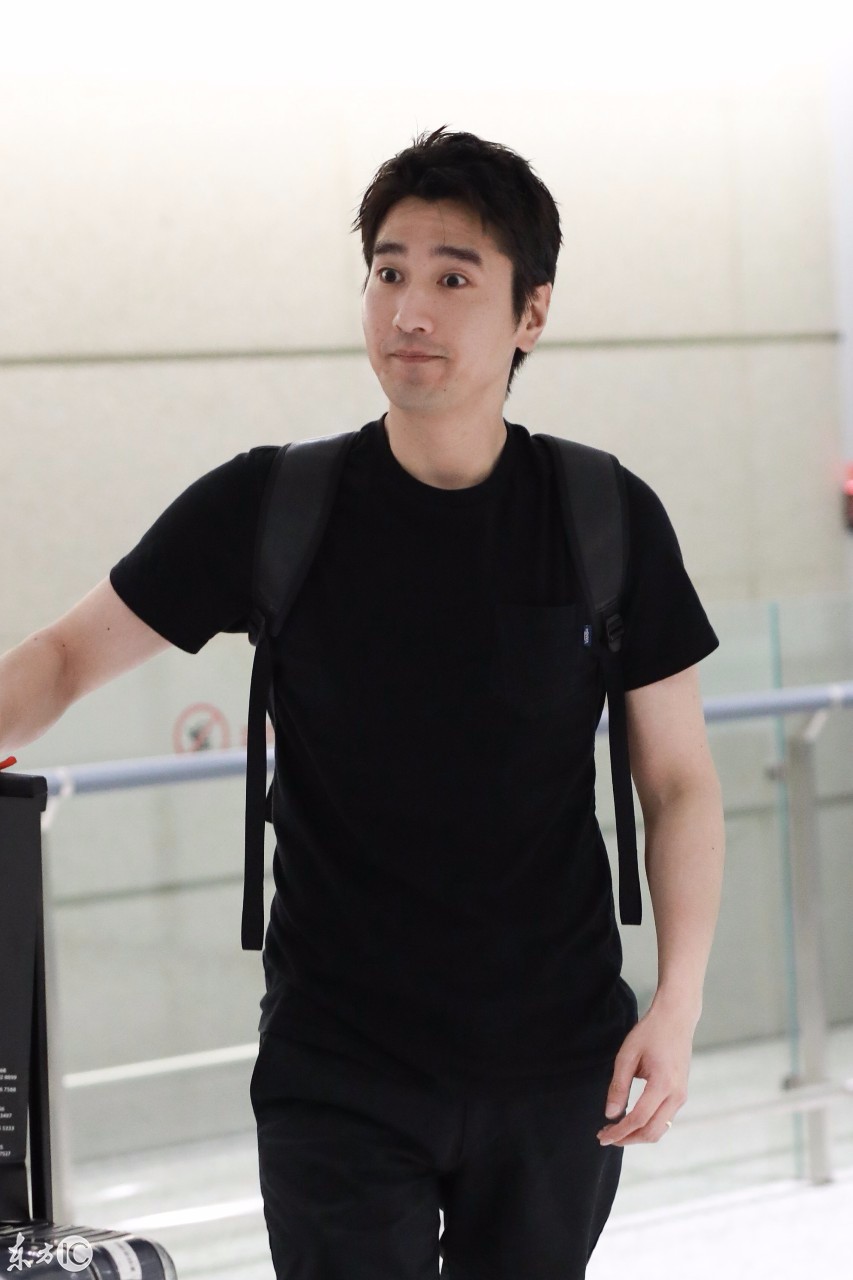 赵又廷穿黑色t恤搭配黑色短裤现身机场,笑容灿烂帅气十足!