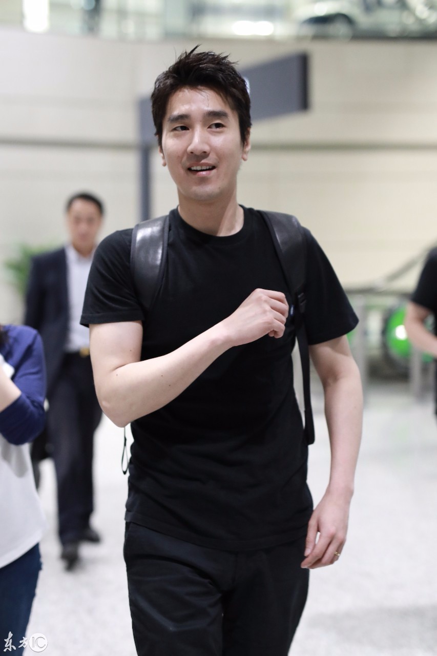 赵又廷穿黑色t恤搭配黑色短裤现身机场,笑容灿烂帅气十足!