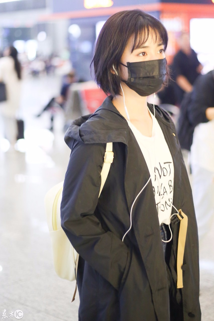 沈月戴口罩穿黑色风衣搭配牛仔短裙现身机场,头发看起来有点乱
