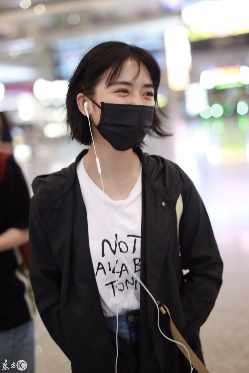 沈月戴口罩穿黑色风衣搭配牛仔短裙现身机场,头发看起来有点乱