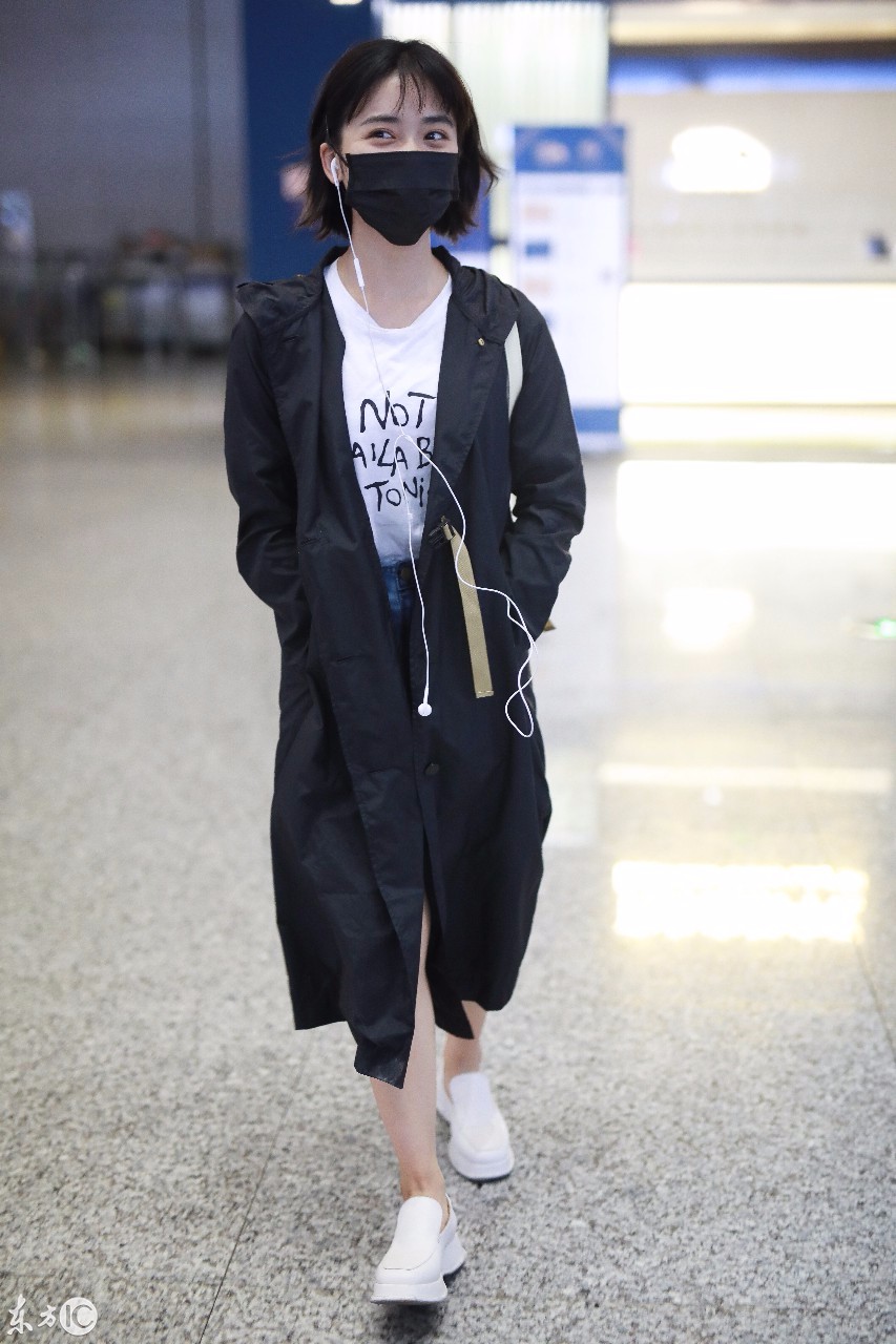 沈月戴口罩穿黑色风衣搭配牛仔短裙现身机场,头发看起来有点乱