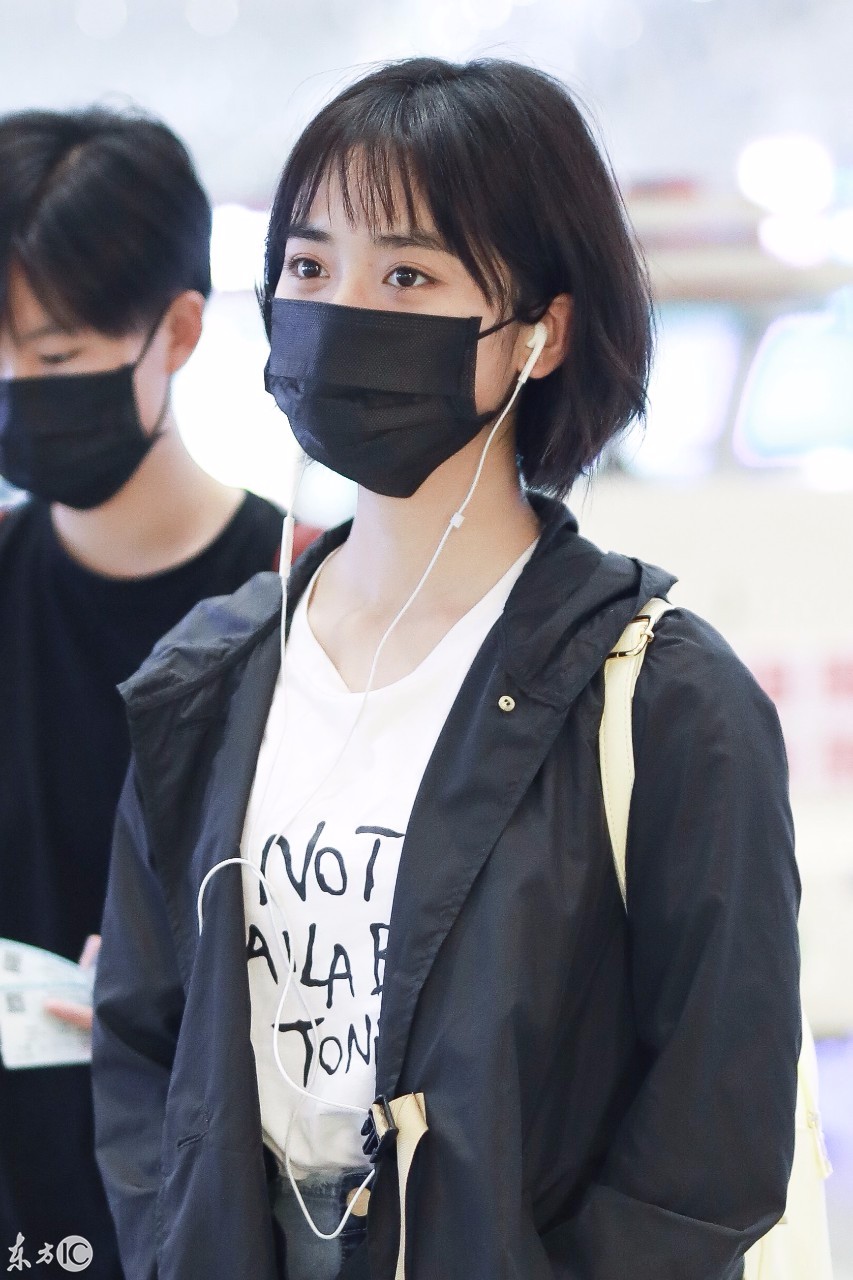 沈月戴口罩穿黑色风衣搭配牛仔短裙现身机场,头发看起来有点乱