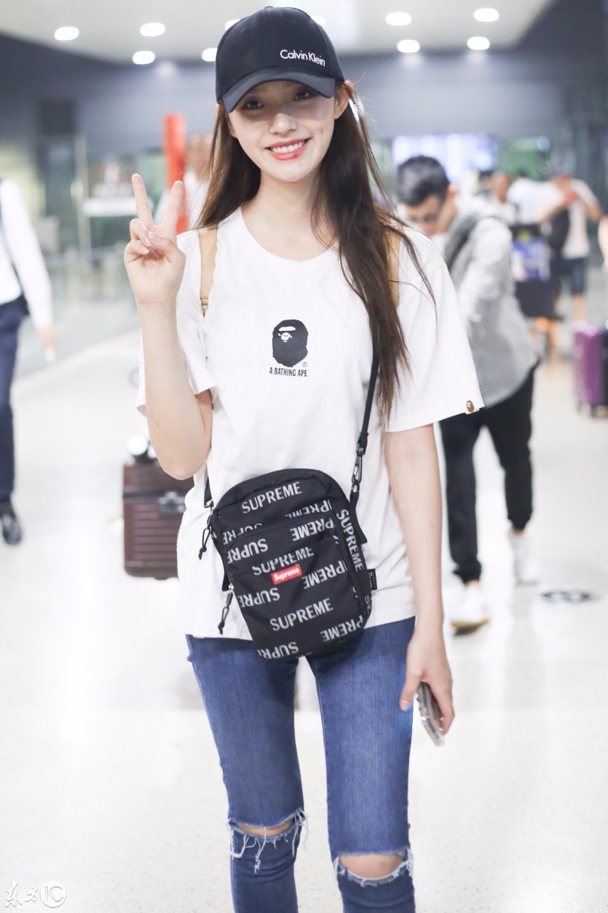 林允穿白t搭配蓝色破洞牛仔裤现身机场笑容甜美比剪刀手卖萌