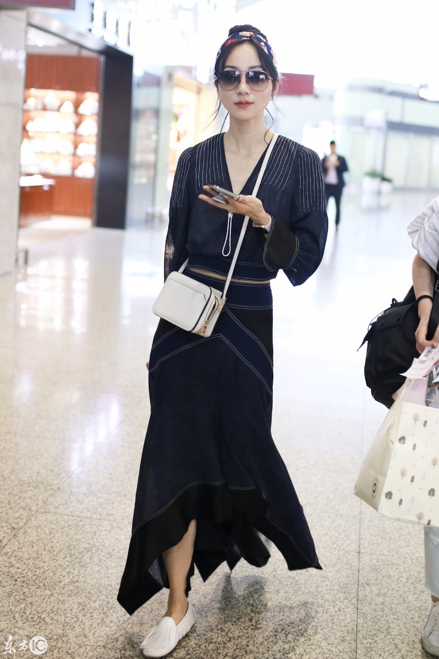 韩雪现身机场皮肤白皙笑容甜美扎丸子头戴发带少女感十足