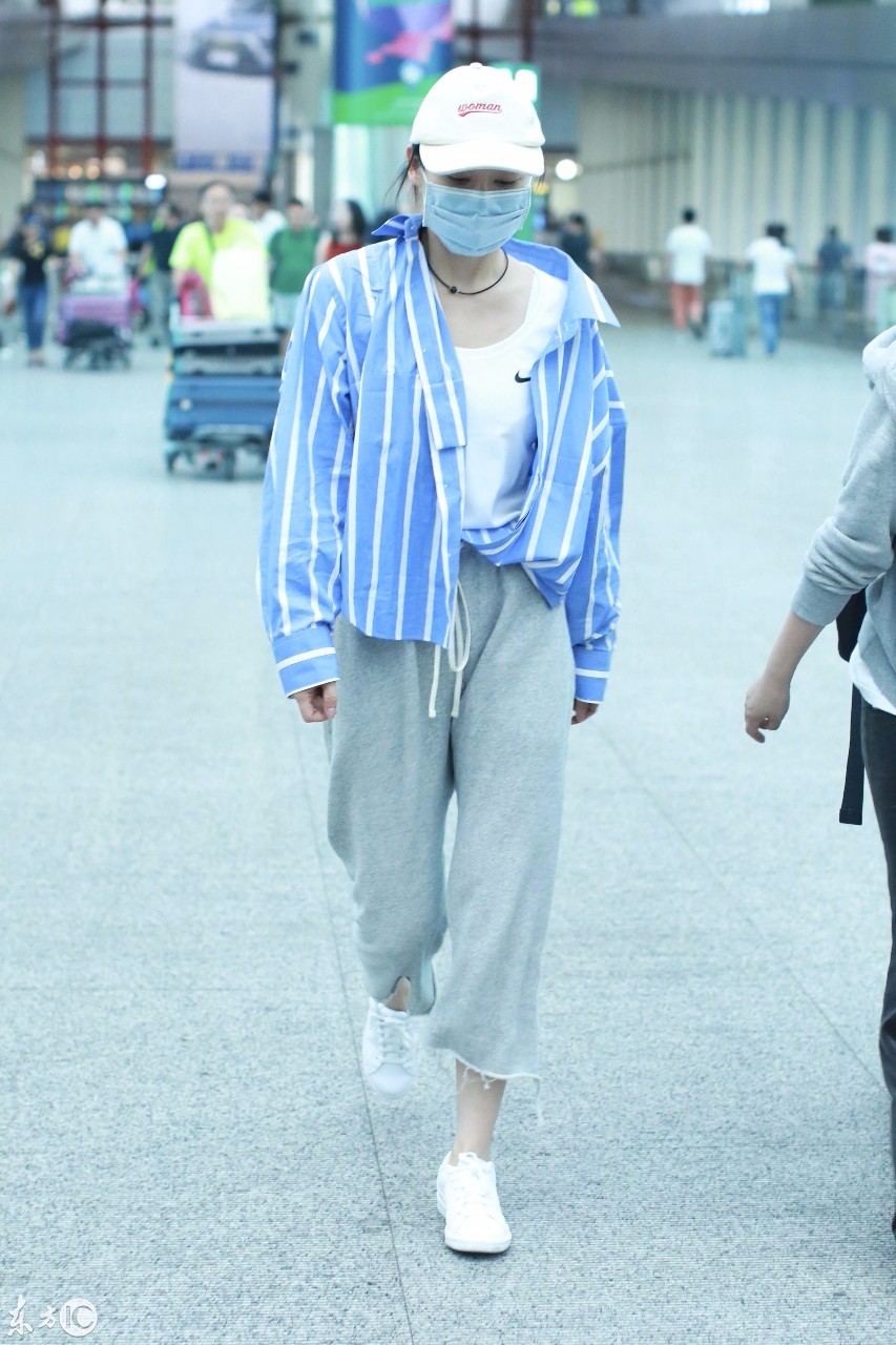 袁姗姗穿蓝色条纹衬衫搭配灰色运动裤现身机场素颜出镜也挺好看