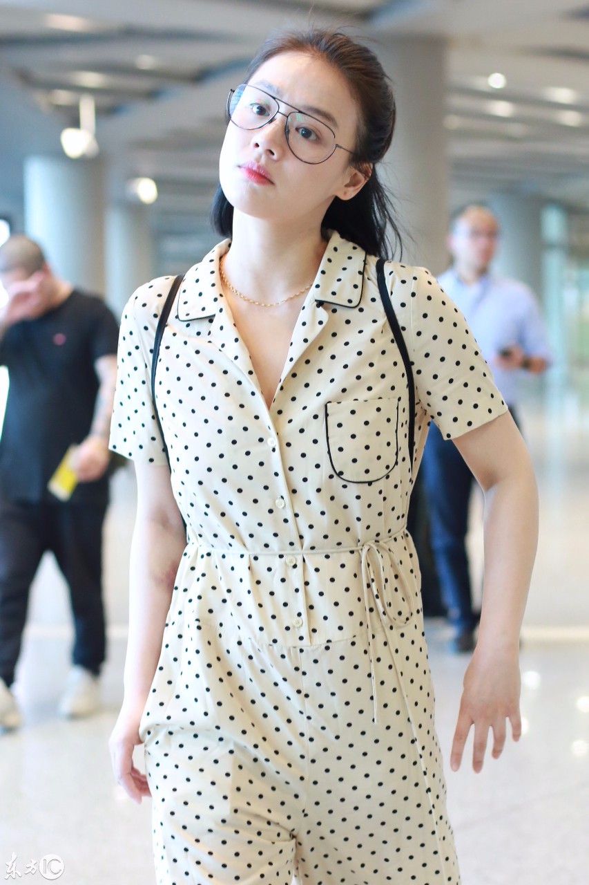 马思纯戴眼镜穿白色波点连体衣现身机场,烈焰红唇皮肤白皙!