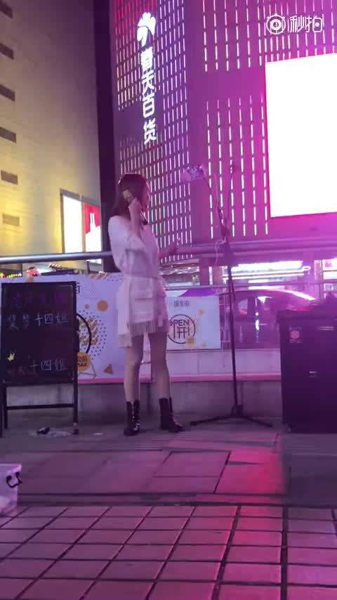 长沙身边事【好听!长沙街头唱歌的小姐姐】据