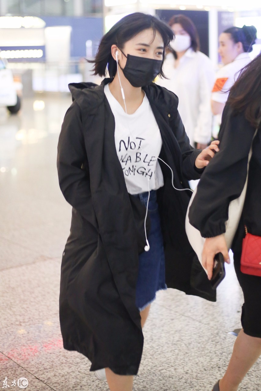 沈月戴口罩穿黑色风衣搭配牛仔短裙现身机场,头发看起来有点乱