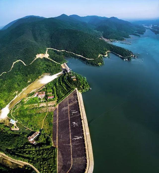 在钟祥,有一座温峡水库,开车绕盘山公路驰骋,好不惬意!
