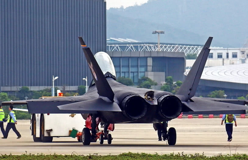 歼31的蜕变!换装两台涡扇13e发动机,综合战力超乎寻常