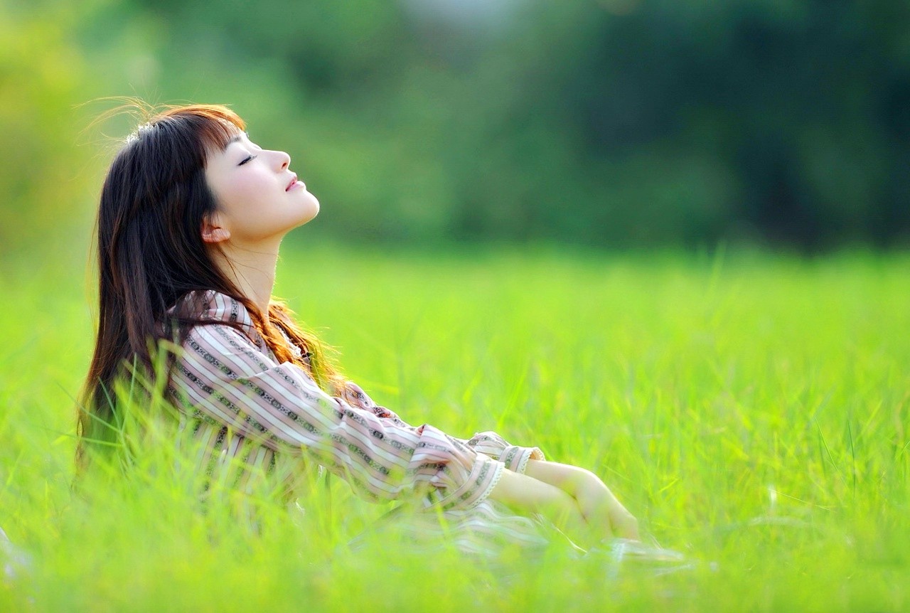 阳光下一个长发飘飘的清秀美丽女子!|人像摄影|裙装|阳光_新浪新闻