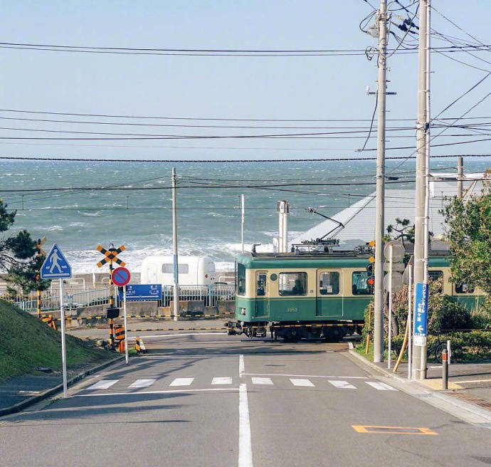 日本镰仓,湘南海岸,高校前站。《灌篮高手》漫画取景地