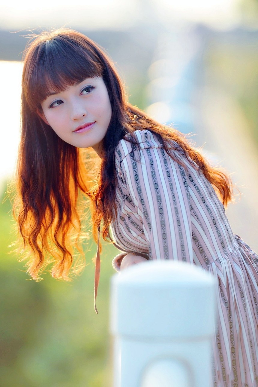 阳光下一个长发飘飘的清秀美丽女子!