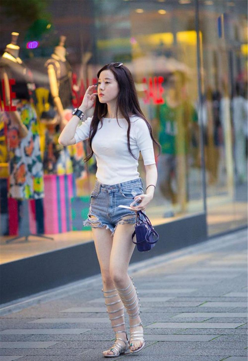 清新减龄短裤格外有小女人的韵味,简单设计时尚显瘦,穿出你优雅的知性