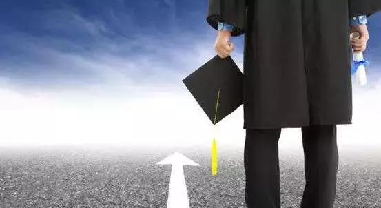 母亲李静贞,是父亲的校友,毕业于麻省理工学院经济系.