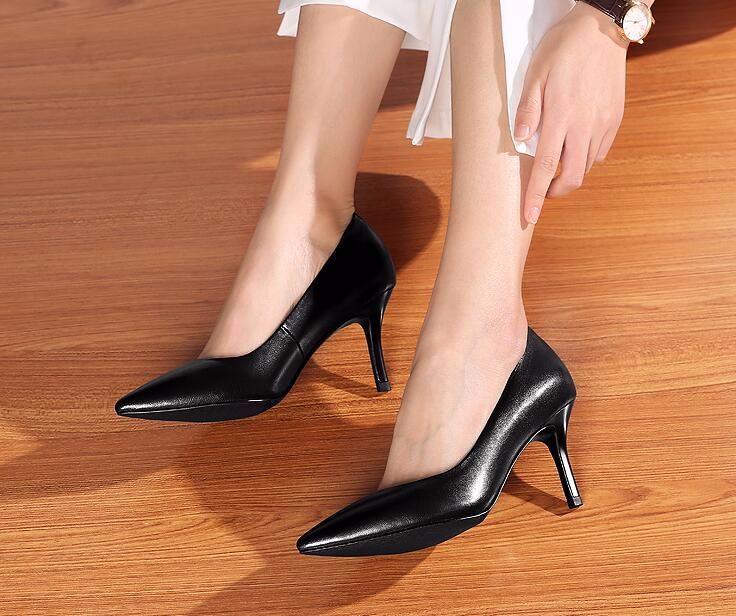 时髦性感的尖头高跟鞋,显曼妙的足部曲线