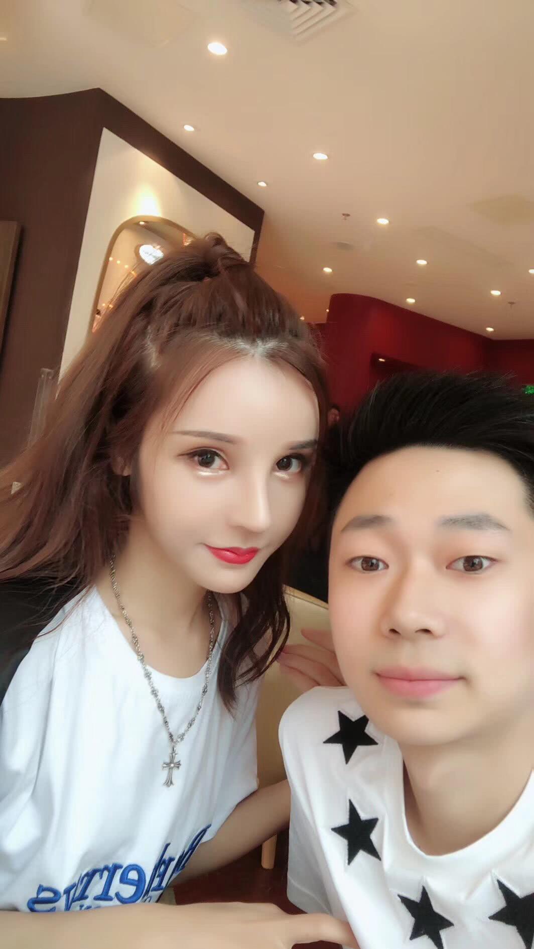 与美艳女友秀恩爱,女友酷似芭比娃娃|吕昊天|女友|芭比娃娃_新浪新闻