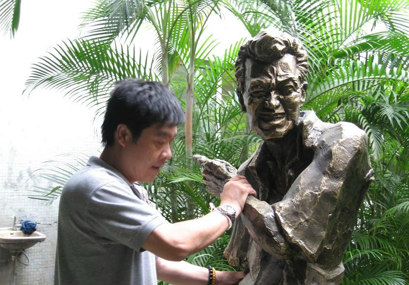 著名喜剧演员郭昶葬礼妻子伤心欲绝现场上千群众送别