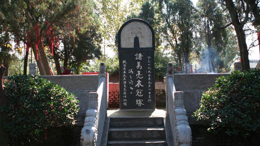 刘伯温不服诸葛亮,去把他的墓给挖了,看到碑上5个字后直接跪下