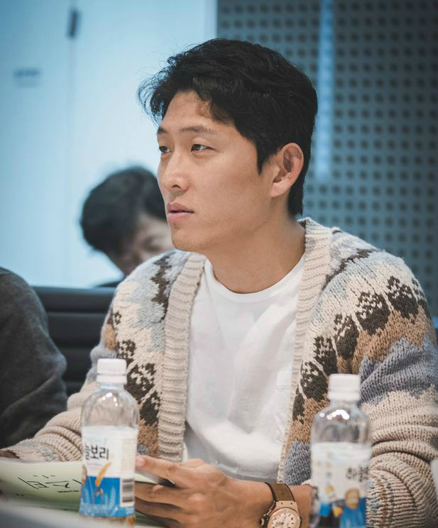 秦基周,剧中饰演韩智苑,拥有很高的学历,充满活力和正值顶峰的美貌.