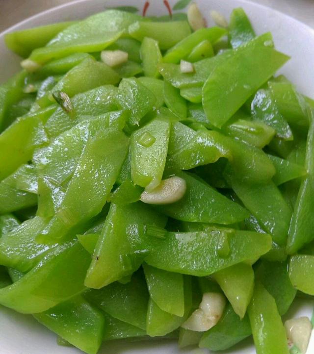 配料:莴笋,蒜做法:莴笋削皮切片,放少许食盐腌出水分,然后冲洗干净 控