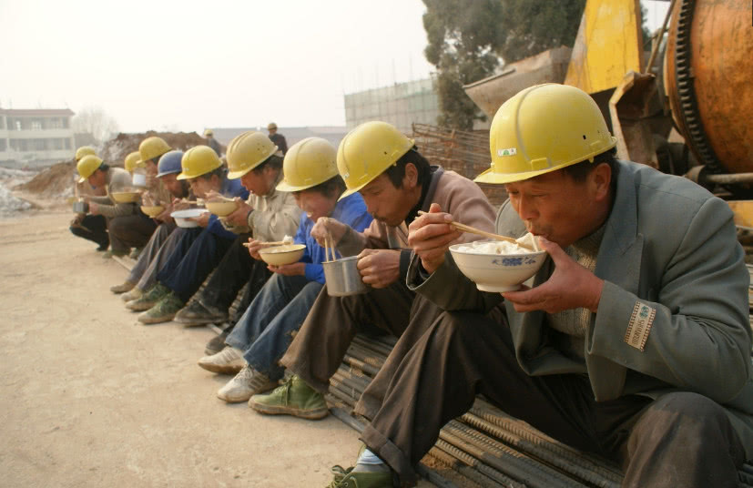 农民工午餐4张图看了让人心酸出门打工不容易啊
