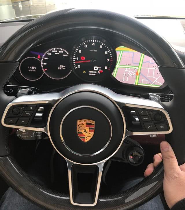 花141万元买辆保时捷帕拉梅拉,看到新车后朋友忍不住笑了