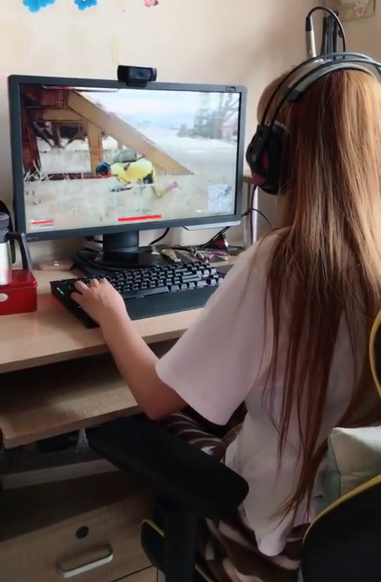 绝地求生:妹子吃鸡惊叫声不断,各位大佬请放妹子一条生路!