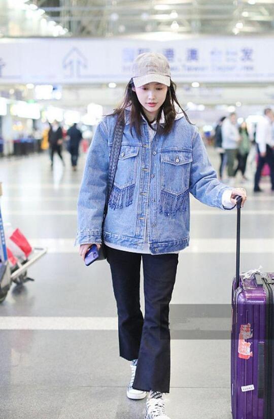 "令妃"李纯穿牛仔外套内搭白色连帽卫衣现身机场青春少女感十足