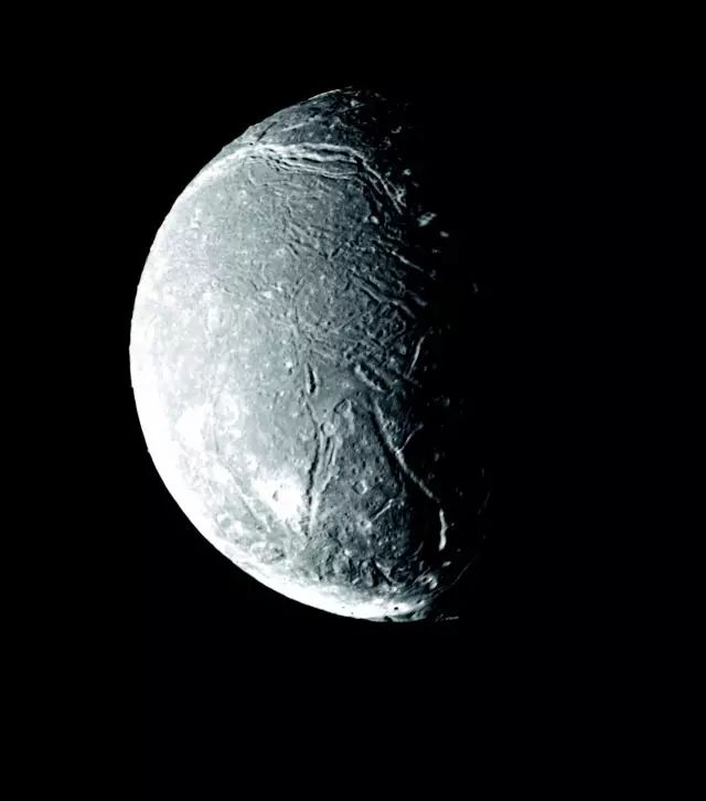 下图是天王星的卫星——天卫五,从照片上可以看到它表面伤痕累累,不过