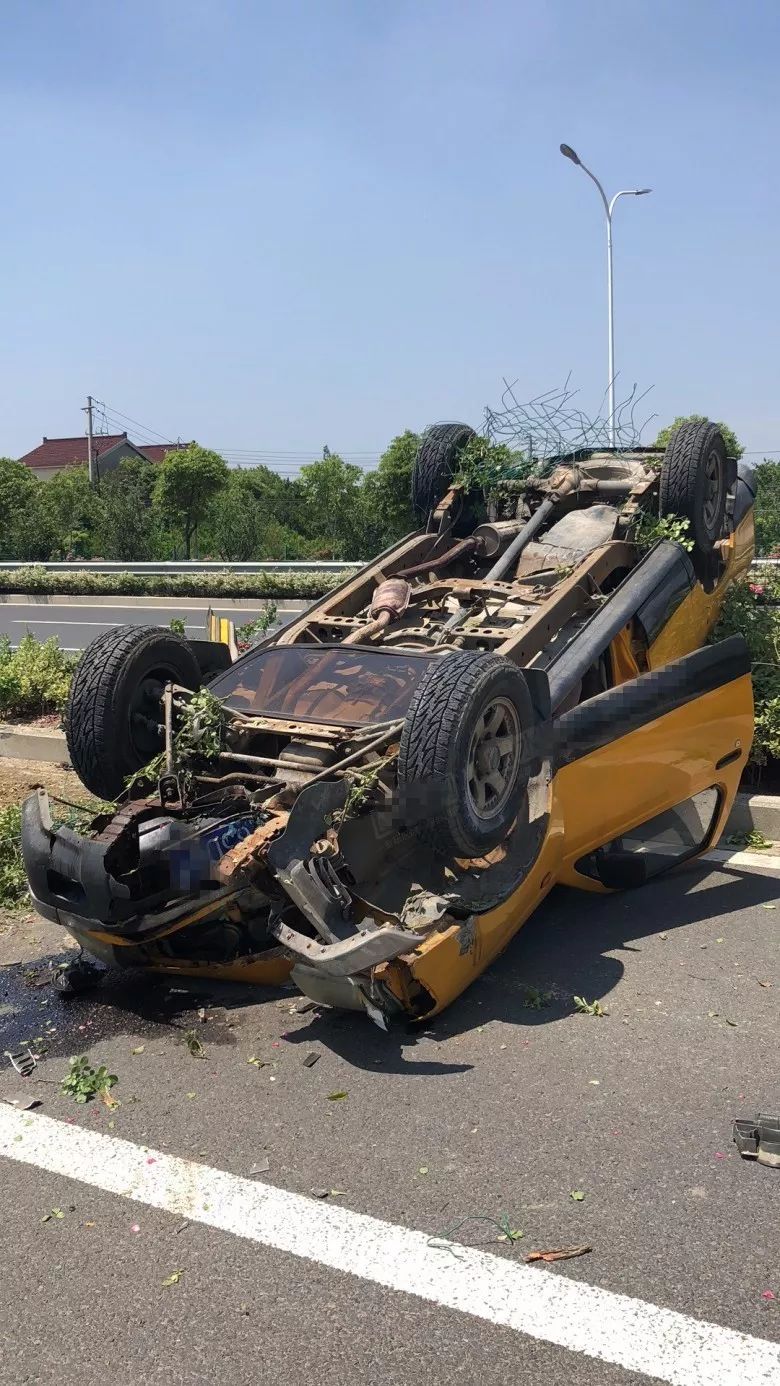 又翻了!常州金坛尧塘一辆小车四脚朝天倒在路中央!