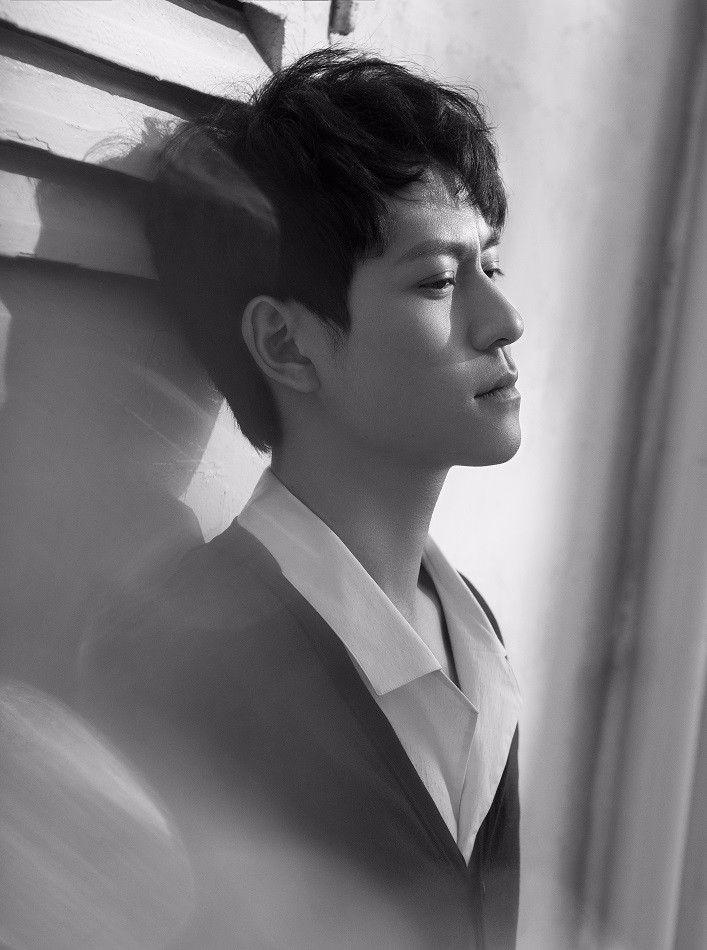 秦俊杰街头漫步 品味惬意生活