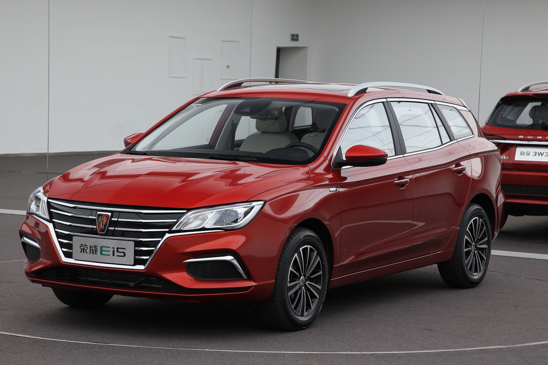 荣威ei5由此可见,如今再优秀的电动车也至少得有300km的续航里程才