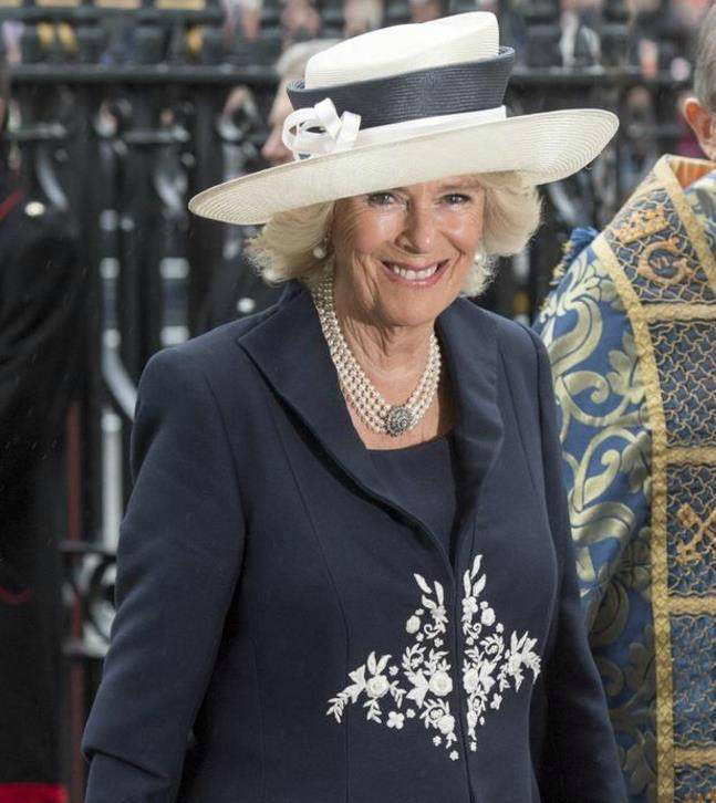 准王妃梅根第一次随女王公开活动,简洁风格受夸赞_新浪看点