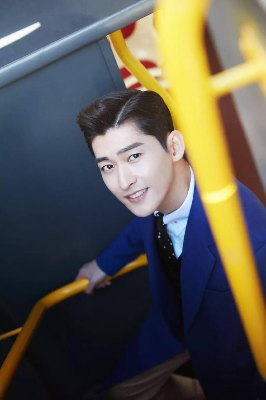 张翰t恤配紧身裤亮相,小肚子现形始料不及!霸道总裁也发福了?