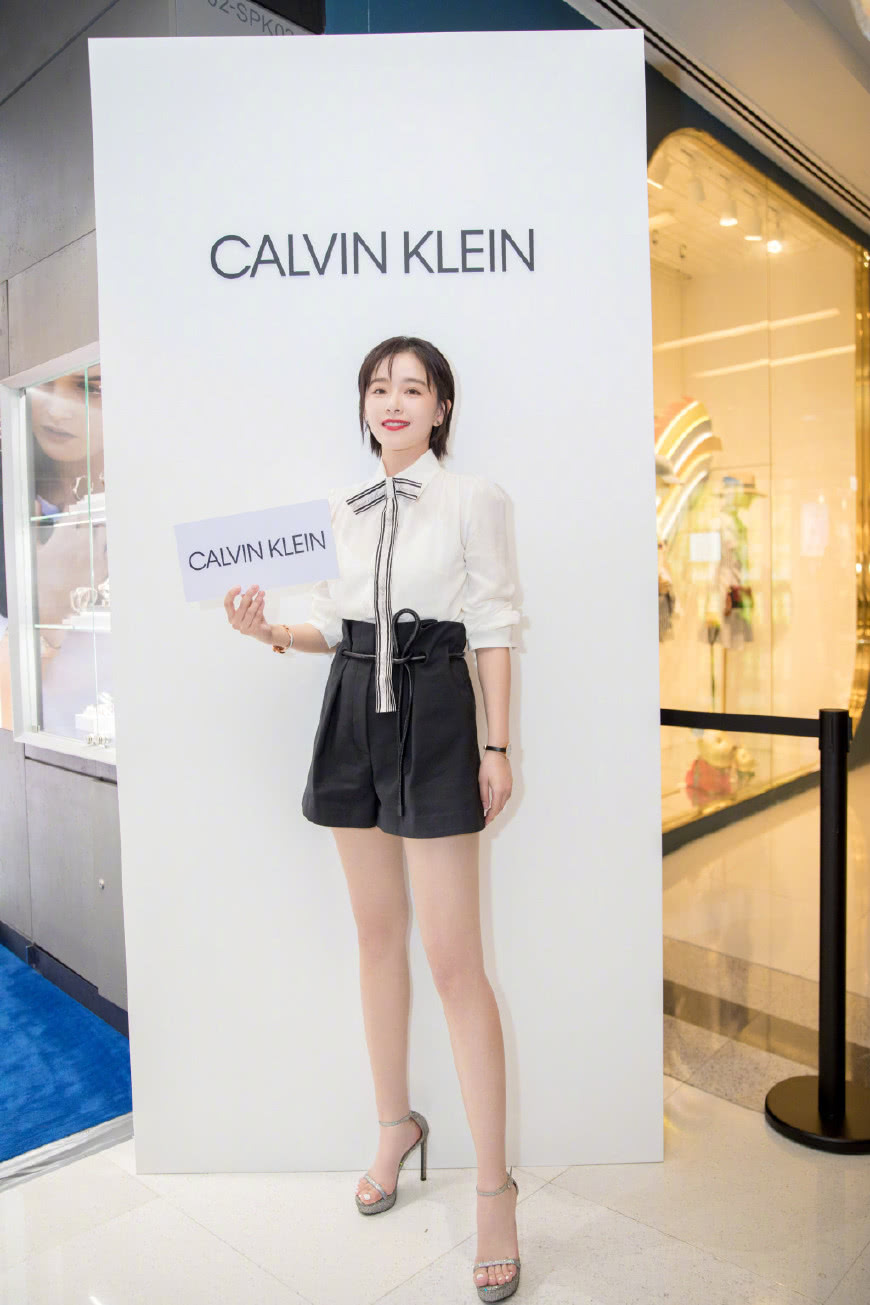 30岁阚清子长发剪成短发造型,秒变成18岁少女