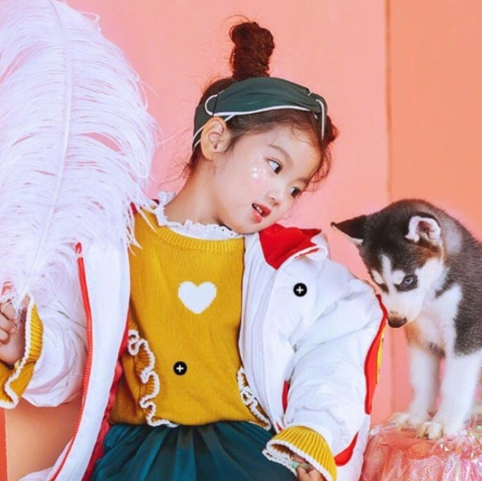 阿拉蕾黄色毛衣绿色裙子拍写真超可爱,网友:最萌的哪吒头!_新浪看点