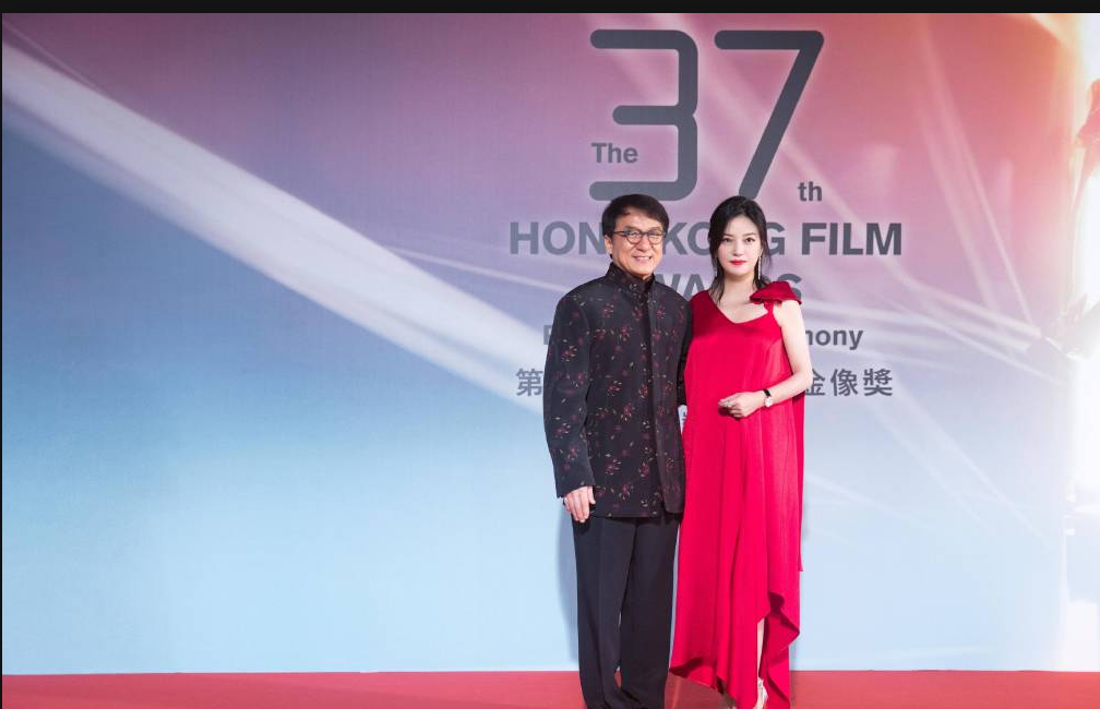 第37届金像奖成龙与赵薇携手亮相红毯礼赵薇一袭红衣简直又萌又美