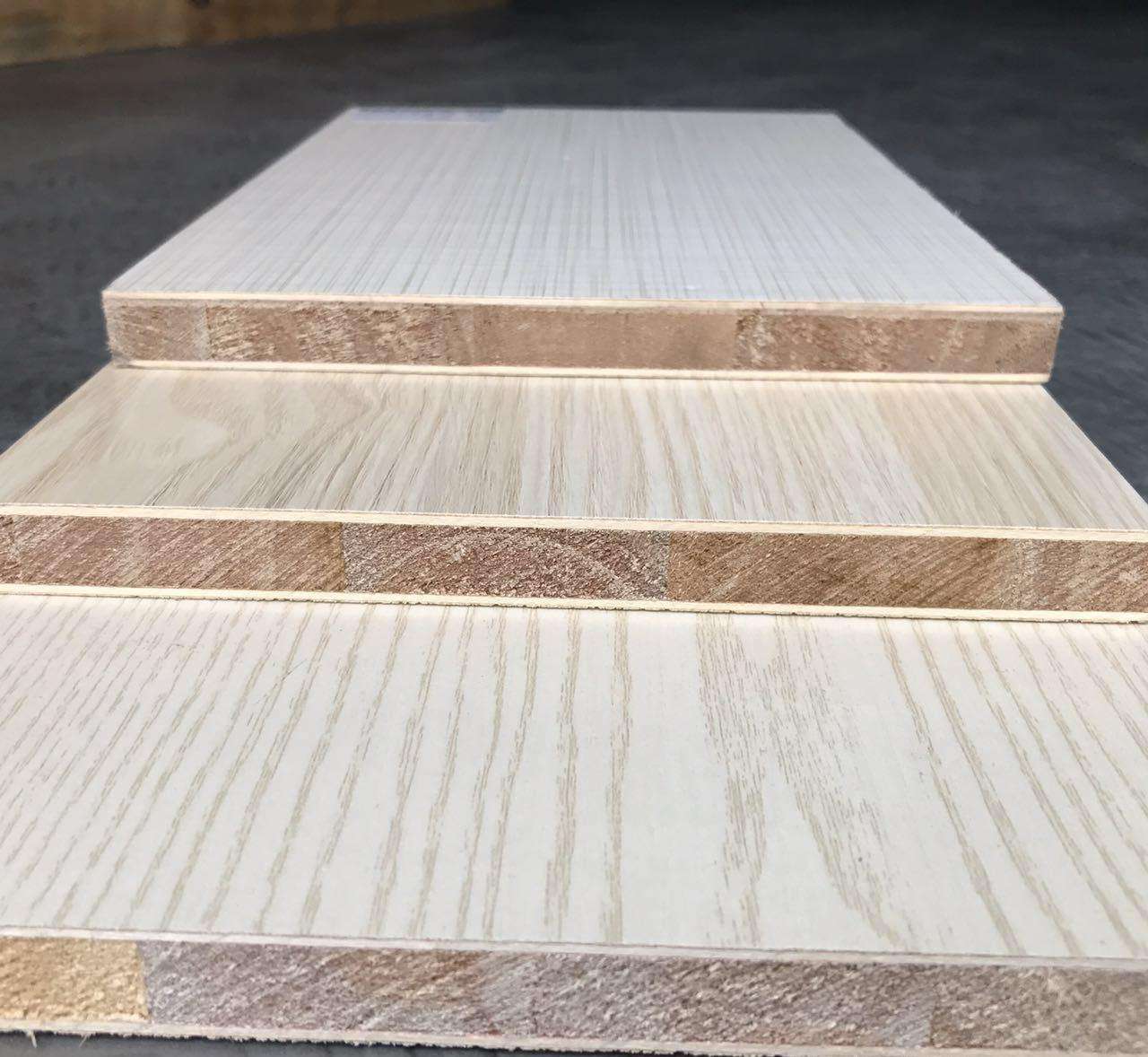 可是不影响平时使用,只要在选购时挑选品质好的生态板,就可以降低掉漆